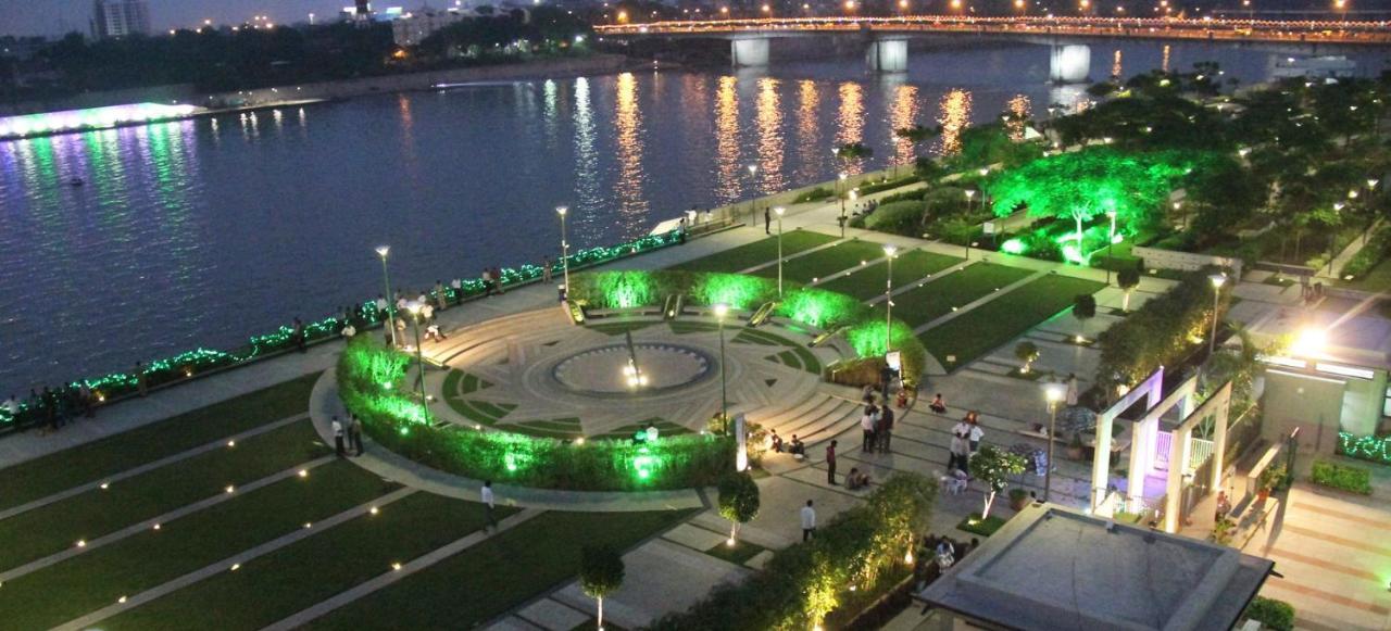 Holiday Inn Express Ahmedabad Prahlad Nagar By Ihg מראה חיצוני תמונה