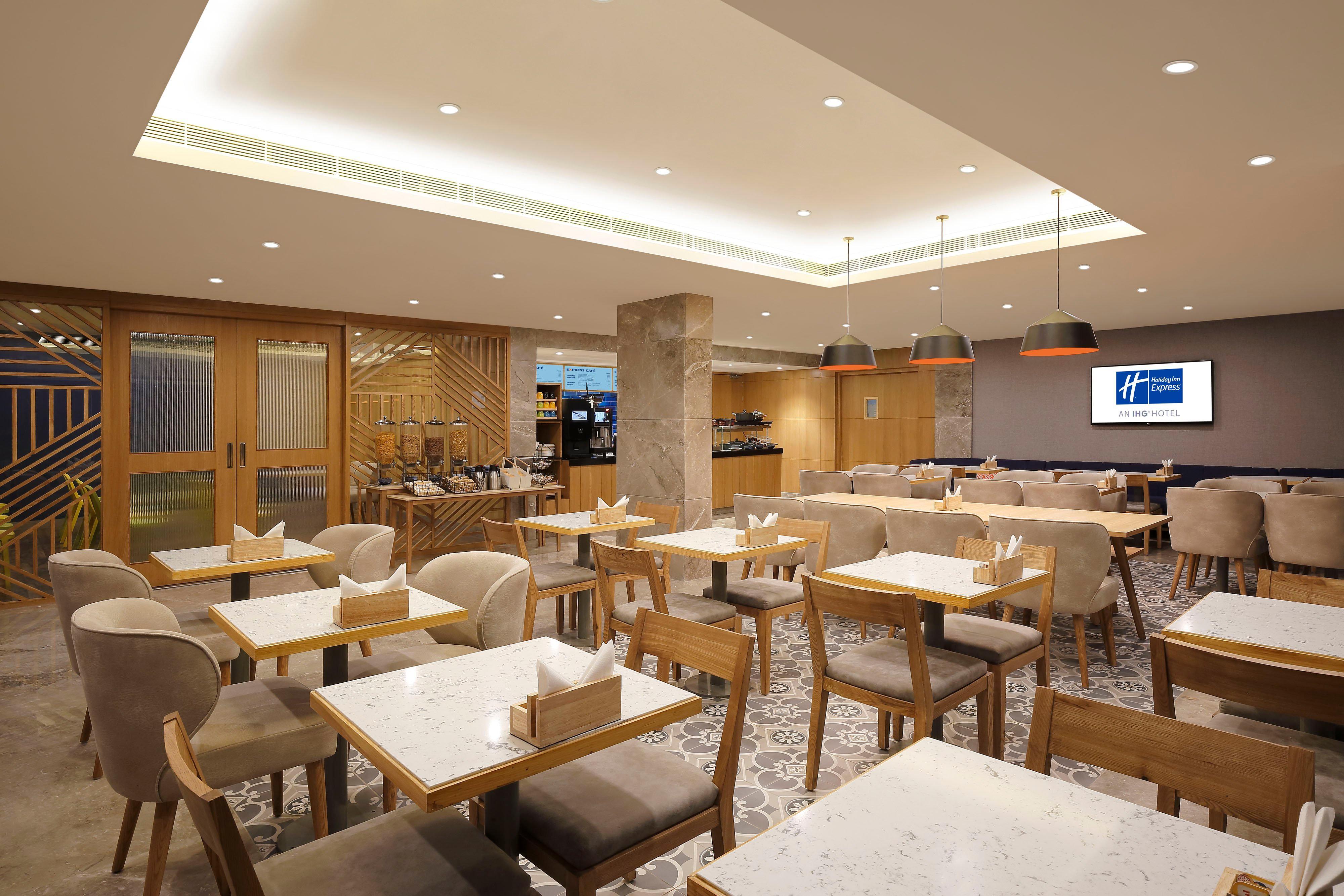 Holiday Inn Express Ahmedabad Prahlad Nagar By Ihg מראה חיצוני תמונה